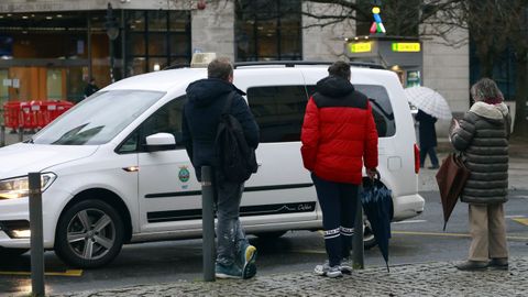 Colas en la parada de taxi de la plaza de Espa�a de Ferrol durante la primera jornada de huelga indefinida de autob�s.