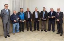 Javier V�zquez y Carlos Oliete (en los extremos), con algunos de los homenajeados. 