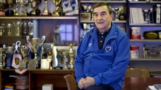 Eligio Nogueiras, presidente del Marino de Mera C. F., posando en la sede social del club.