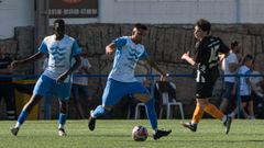 Marce, con el bal�n, en una acci�n del encuentro disputado en A Fieiteira.