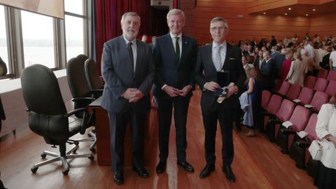 El jefe de Hospitalizaci�n a Domicilio y Cuidados Paliativos del �rea sanitaria de A Coru�a; Fernando Lamelo (derecha), este s�bado con el presidente de la Xunta, Alfonso Rueda, y el presidente del Colegio de M�dicos, Luciano Vid�n
