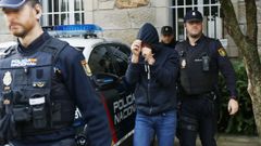 Los detenidos, a su llegada a los juzgados de Caldas de Reis