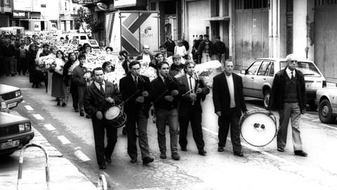 Entierra de O Xestal. Pedro Luis toca la gaita, entre otros, junto al tambi�n abogado Juan Carlos Castro.