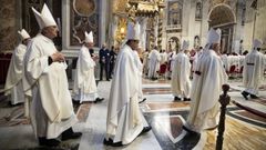 Cardenales a su llegada a las Novendiales por el papa Francisco