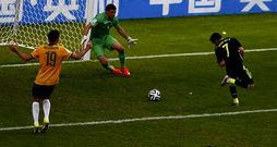 David Villa remata de tacn un pase de Juanfran para conseguir el primer gol de Espaa ante Australia, el nmero 59   en la cuenta del mximo goleador de la seleccin.