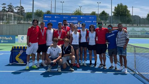 Foto de familia de los equipos de tenis masculino y femenino del club Recreo Cultural de A Estrada.