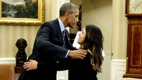 Obama abraza a Nina Pham, la enfermera dada de alta tras superar el ébola