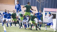 Javi Cueto, en primer plano, despeja un bal�n durante el Guijuelo-Vetusta. Detr�s est�n Berto H�rreo, Sandoval, Bernab�u y Sierra