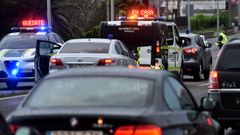 Imagen de un control policial en el puente de A Pasaxe