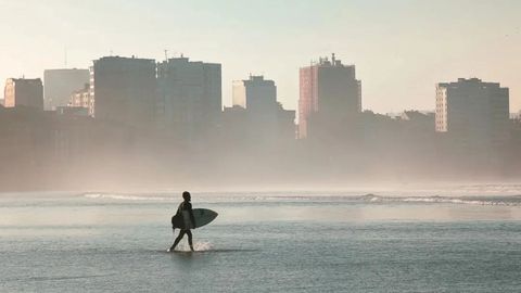 Un surfista en la playa de Gij�n,�imagen�seleccionada por el certamen de fotograf�a en Instagram Mi Rinc�n Favorito
