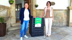 La tcnica de Sostibilidade, Sonia Lago, y la alcaldesa, Mara Lago, durante el acto de presentacin.