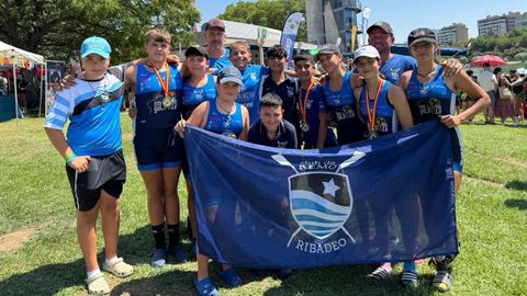 Los representantes del Club de Remo Ribadeo en el Campeonato de Espa�a de remo ol�mpico alev�n e infantil disputado en Sevilla