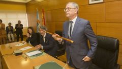 Emotivo y abarrotado pleno de investidura de Evencio Ferrero en Carballo