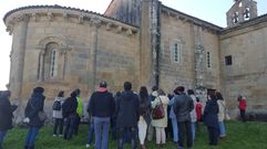 Un grupo de turistas en una visita guiada a la iglesia del convento de Ferreira de Pant�n