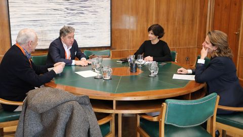 Imagen de la reuni�n celebrada en Madrid: de izquierda a derecha, C�sar Mosquera, Fern�ndez Lores, la directora general de la Costa y el Mar, Ana Mar�a O�oro y la vicepresidenta, Teresa Ribera.