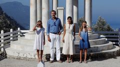 Los Reyes y sus hijas visitan la Casa Museo de Son Marroig