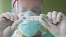 SEPTIEBRE, 2020. Un sanitario muestra un test rápido para la detección del covid.