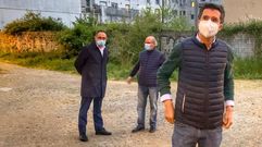 Borja Verea, en primer t�rmino, con Alejandro S�nchez-Brunete (primero por la izquierda) en una visita a un barrio de Santiago