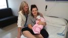 La joven madre finlandesa con su hija, acompa�ada por una asesora del Hospital Vithas Santa Catalina