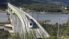 Tren de alta velocidad a su paso por el viaducto del Ulla, en la r�a de Arousa