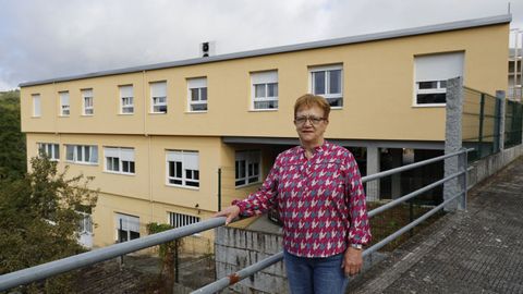 Josefa Rodríguez diante da casa de Aspadisi no Carballiño.