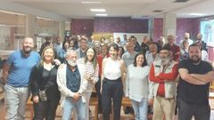 Lago Lest�n, en el centro,�junto a sus compa�eros de la candidatura y vecinos.