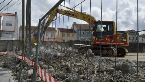 M�quinas trabajando en la parcela del futuro Eroski. 