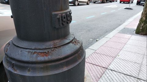 Deterioro de una de las luminarias isabelinas de Oviedo, hechas de hierro forjado y que no soportan bien un clima como el asturiano