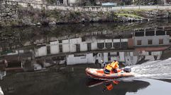 Voluntarios de Protecci�n Civil rastrean el Mi�o en el pueblo de Belesar esta ma�ana para tratar de dar con el desaparecido