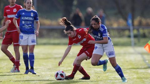 Cuque Real Oviedo Femenino Deportivo Feminas Requexon.Cuque pugna con una jugadora del Deportivo Fminas por un baln