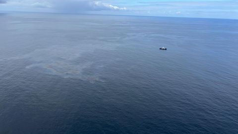 Labores limpieza vertido tras el hundimiento del Nuevo Mariña