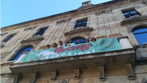 Representantes de grupos municipales gijoneses junto al cartel del D�a de la Reciella 2018