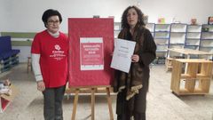 Una colaboradora de C�ritas recibe la donaci�n por parte de la directora del Manuela Rial
