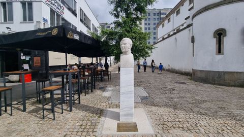 Busto colocado junto a O Vello C�rcere de Lugo en recuerdo de Moncho Reboiras