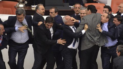 Diputados del partido gubernamental, el islamista Justicia y Desarrollo (AKP), llegan a las manos durante una discusi�n sobre una resoluci�n de seguridad interna en el Parlamento turco en Ankara (Turqu�a).