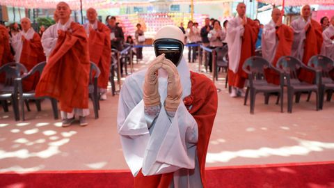 Un robot humanoide, estrechando sus manos con un grupo de monjes budistas, en una imagen tomada en Se�l en el mes de abril