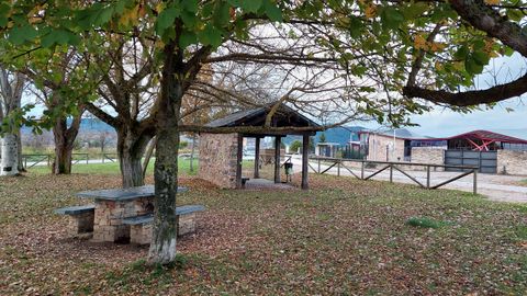 rea de descanso junto al centro del consejo regulador de vino del Bierzo, en Cacabelos