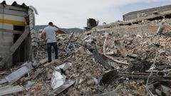 Un hombre observa este mi�rcoles un edificio destruido por el terremoto de Colombia