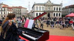 El acto �Avanzamos Somos Feministas�, de David Regades, con mujeres del partido tuvo lugar en el plaza de Espa�a de Pontevedra