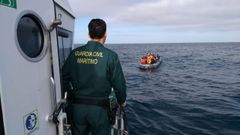 Rescate de una patera por la Guardia Civil
