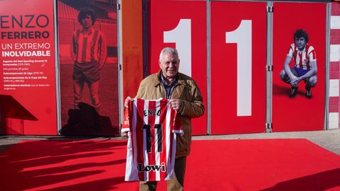 El exjugador argentino del Sporting de Gij�n Enzo Ferrero posa durante un acto en el que el club puso su nombre a la puerta 11 del estadio de El Molin�n, este jueves en Gij�n