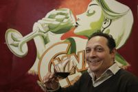 El hostelero Javier Nikopol, en su local m�s reciente, Coraz�n loco, tiene 52 a�os, dos perros y un conejo. 