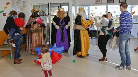 Los Reyes Magos recorren Coristanco y visitan a los ni�os de la Gali�a Azul