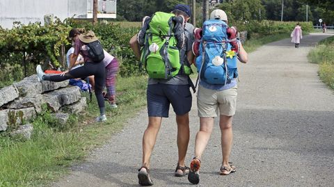 Peregrinos haciendo el camino de Santiago recalan en el caf bar Oasis en Barosa, Barro