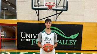El joven alero gallego, Teo Mart�nez, en su primer entrenamiento con los UFV Cascades de Canad�.