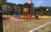 Parquemar contin�a vallado, el c�sped ni asoma y los ni�os no pueden jugar. 