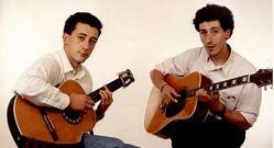 Los hermanos Zalo y Moncho, a principios de los 90 con la guitarra.
