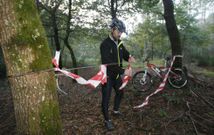 Un miembro del Club Ciclista Farto se�aliza un cable de acero detectado en Verducido en el 2014. 