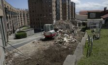 Las m�quinas derribaron ayer los viejos y deteriorados inmuebles de Laba�ou. 