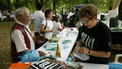 La casa del Priorato de L�uzara (izquierda) es la sede de un colectivo que aprovecha la venta de objetos (derecha) para recaudar fondos. 